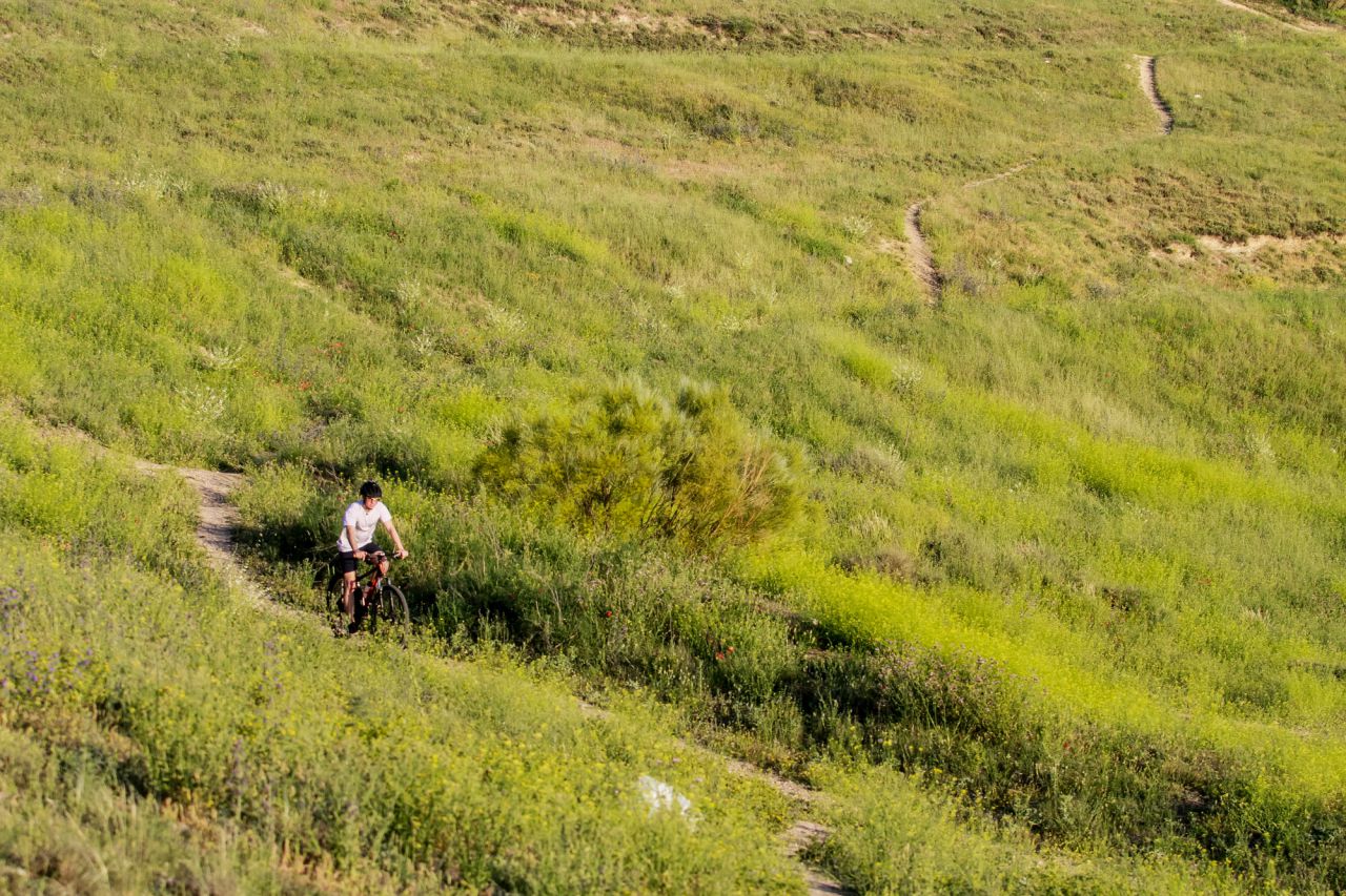 Ciclista por caminos abiertos por uso.