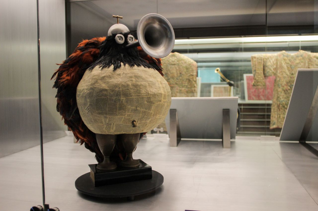 Otros artilugios bosquianos invitan a desacralizar la obra de arte y apreciar con una nueva mirada los materiales de desecho.
