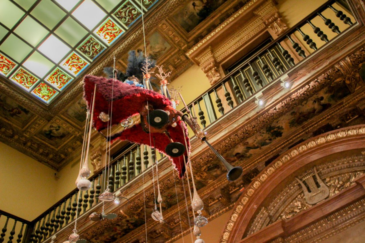 Obra de Sjon Brands que subrevuela en el Salón de Baile de la antigua mansión de José Lázaro.