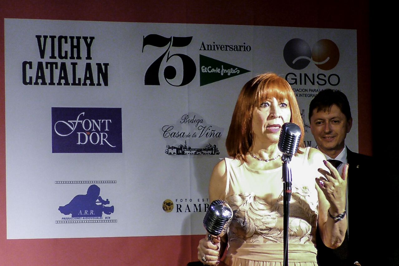 La periodista Karmen Garrido recoge su micrófono.