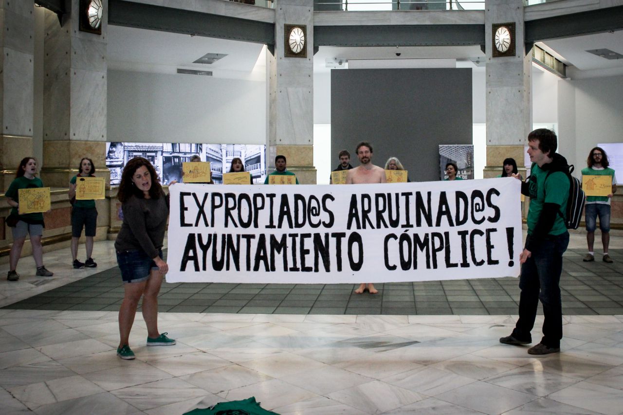 Varios miembros de la plataforma han realizado una performance utilizando un fragmento de la obra de teatro escrita por el actor Carlos Pontini, quien fue expropiado por el Ayuntamiento en 2010.