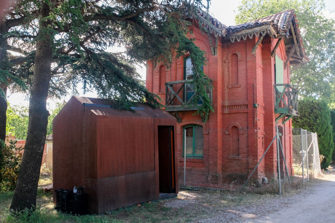 Caseta de aperos de jardinería junto a la Casa de los Guardas.