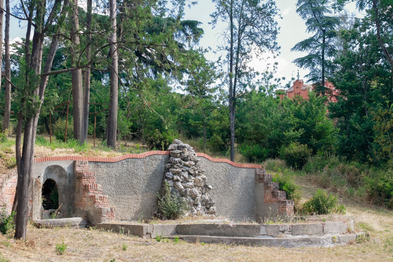 Fuente que recogía el segundo viaje de agua, que ahora está seco.