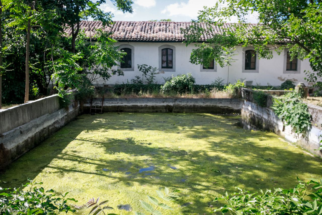 Alberca tras el palacio que recogía el agua del pozo para abastecer la finca.