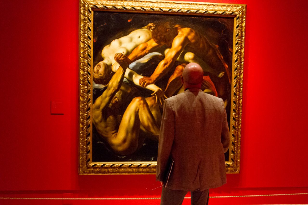 Un hombre observa la extraña composicón del cuadro 'Los cuatro elementos' de Louis Finson