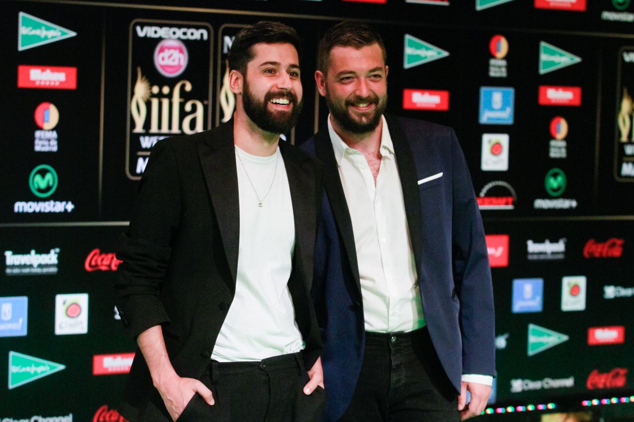 Moisés Nieto posa en la alfombra verde de los IIFA Awards 2016.