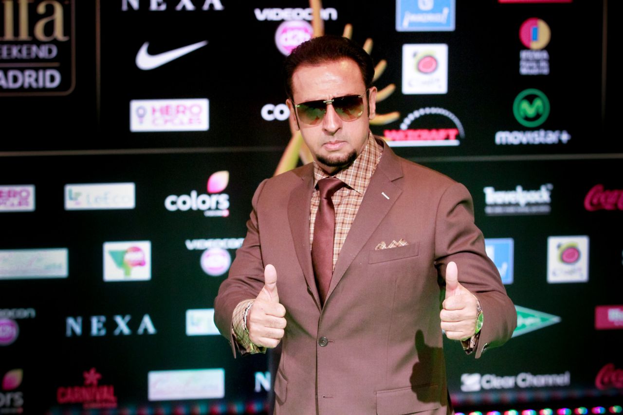 Gulshan Grover posa en la alfombra verde de los IIFA Awards 2016.