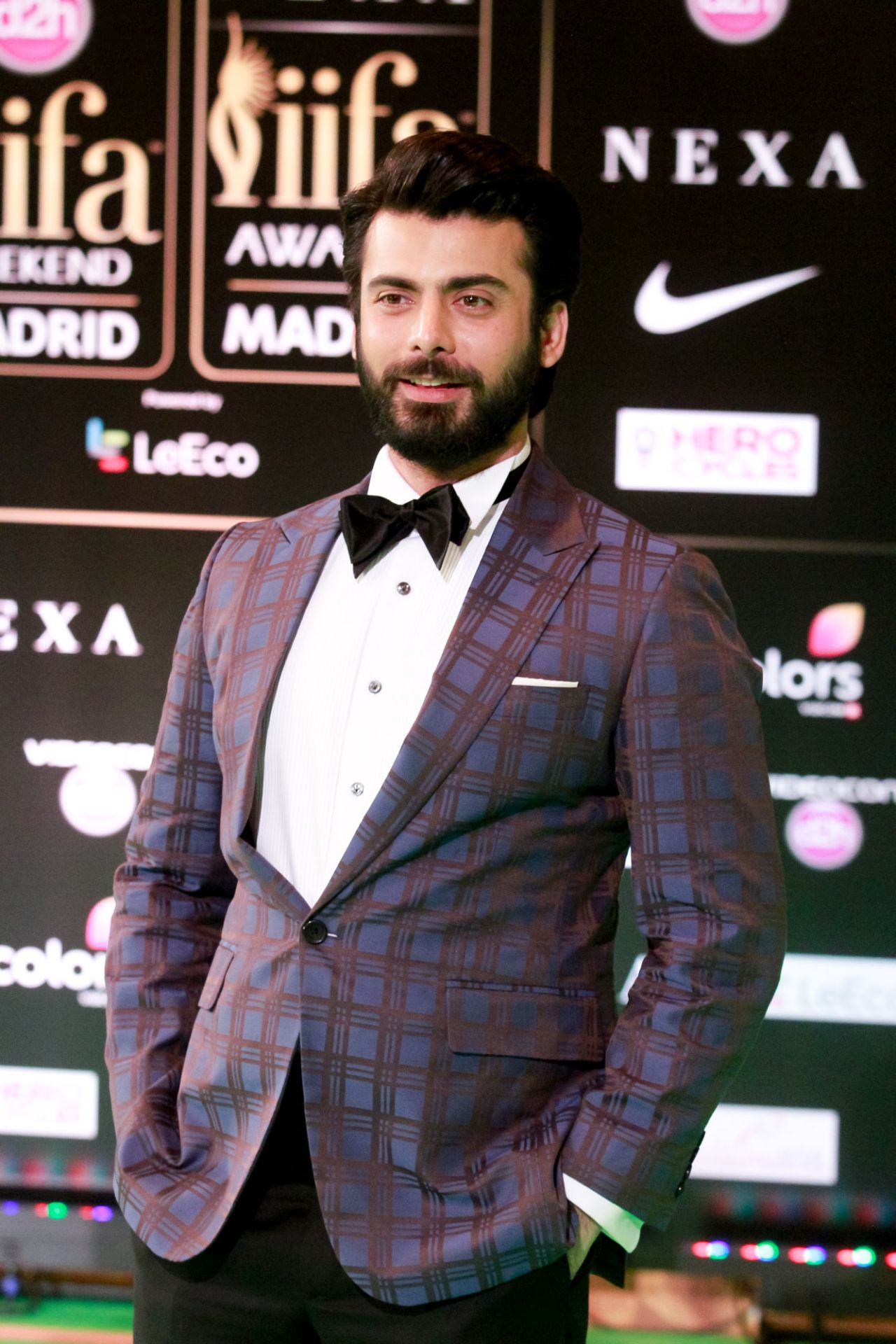 Fawad Khan posa en la alfombra verde de los IIFA Awards 2016.