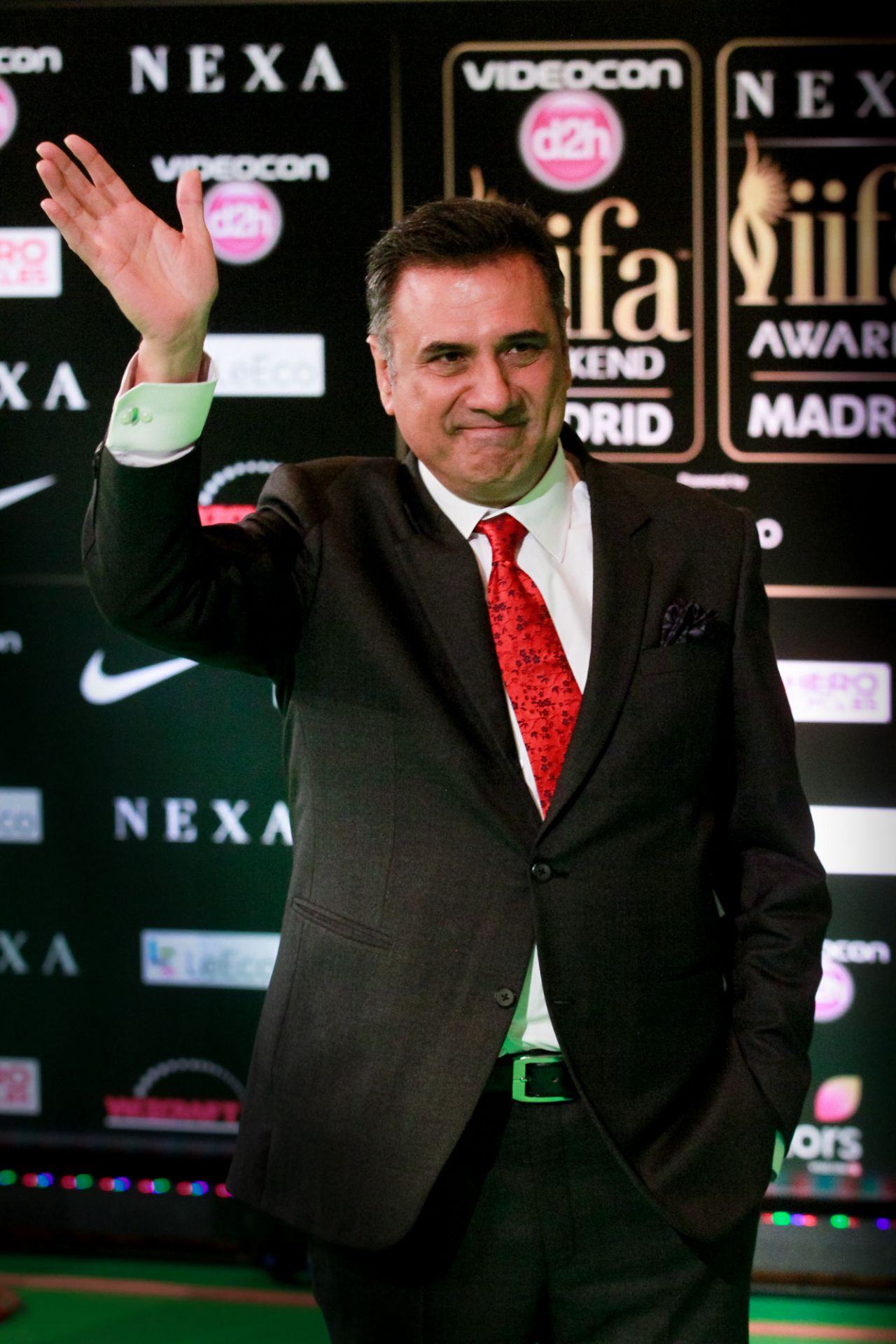 Boman Irani posa en la alfombra verde de los IIFA Awards 2016.