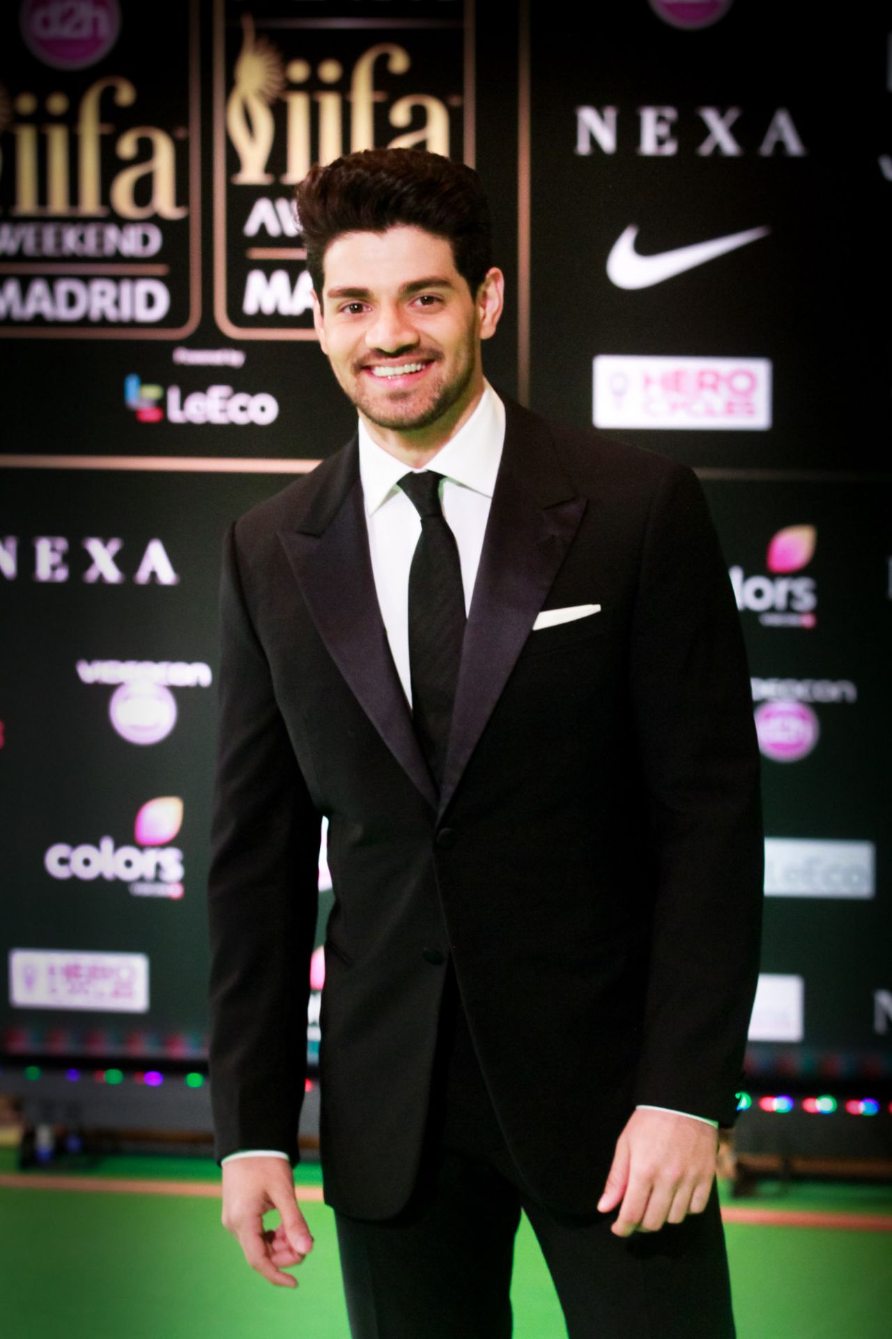 Soraj Pancholi posa en la alfombra verde de los IIFA Awards 2016.