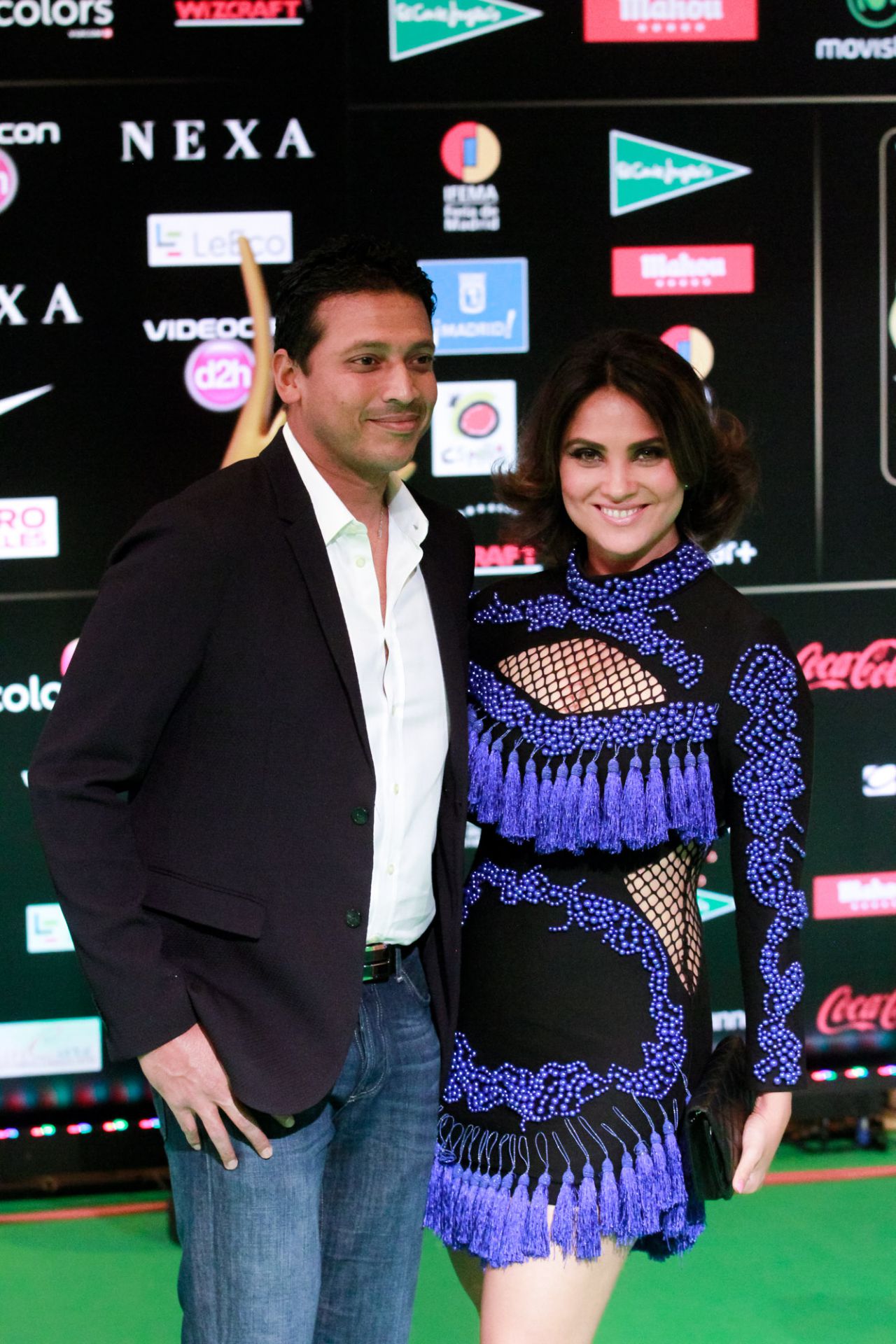 Lara Dutta y su  marido el tenista Malesh Bhupathi posan en la alfombra verde de los IIFA Awards 2016.