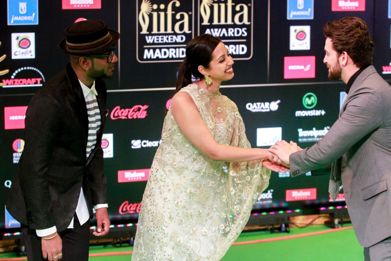 Benny Dayal presenta a su acompañante a Neil Mitin Mukesh en la alfombra verde de los IIFA Awards 2016.