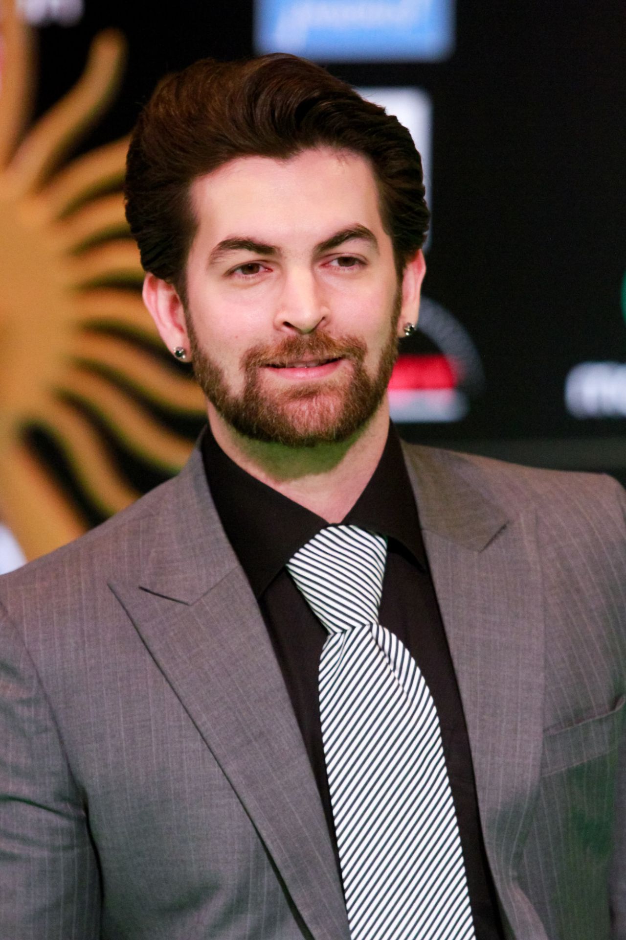 Neil Mitin Mukesh posa en la alfombra verde de los IIFA Awards 2016.