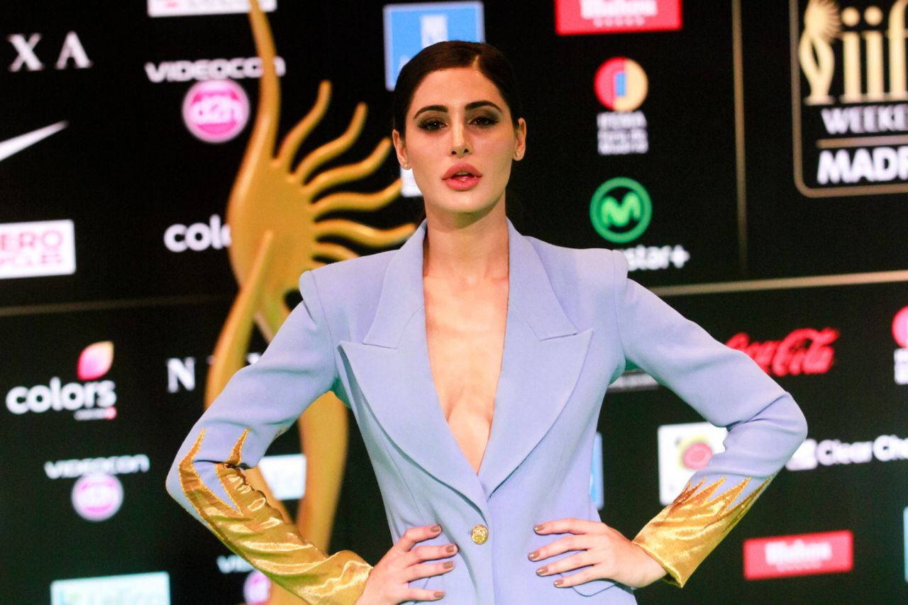 Nargis Fakhri posa en la alfombra verde de los IIFA Awards 2016.