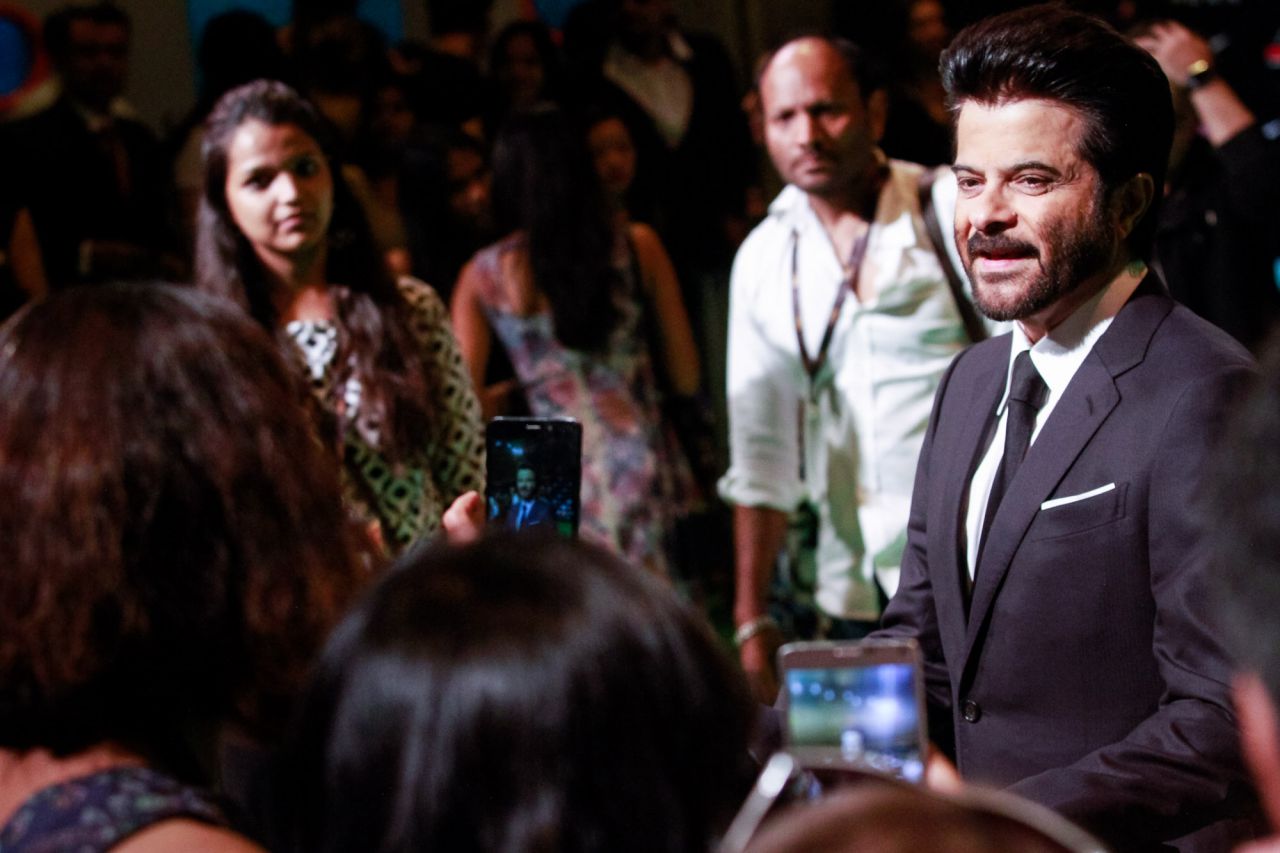 Anil Kapoor posa en la alfombra verde de los IIFA Awards 2016.