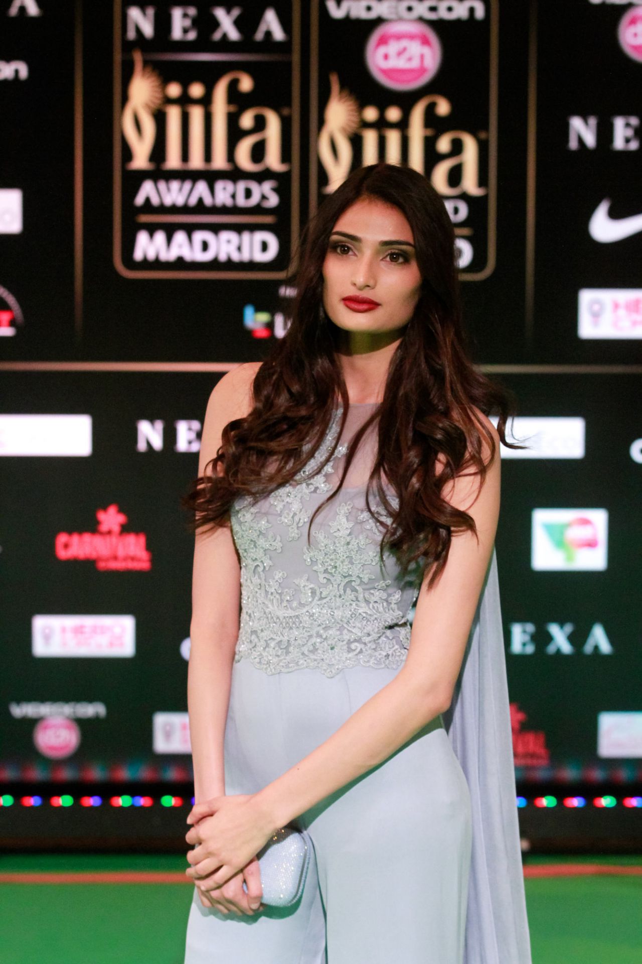 Athisa Shetty posa en la alfombra verde de los IIFA Awards 2016.