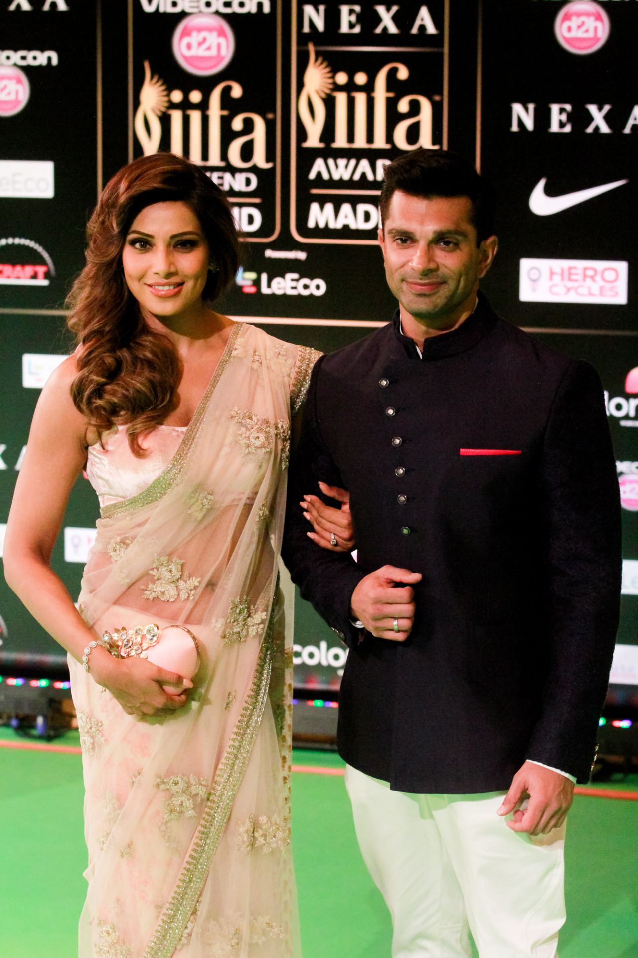 Bipasha Basu posa en la alfombra verde de los IIFA Awards 2016.