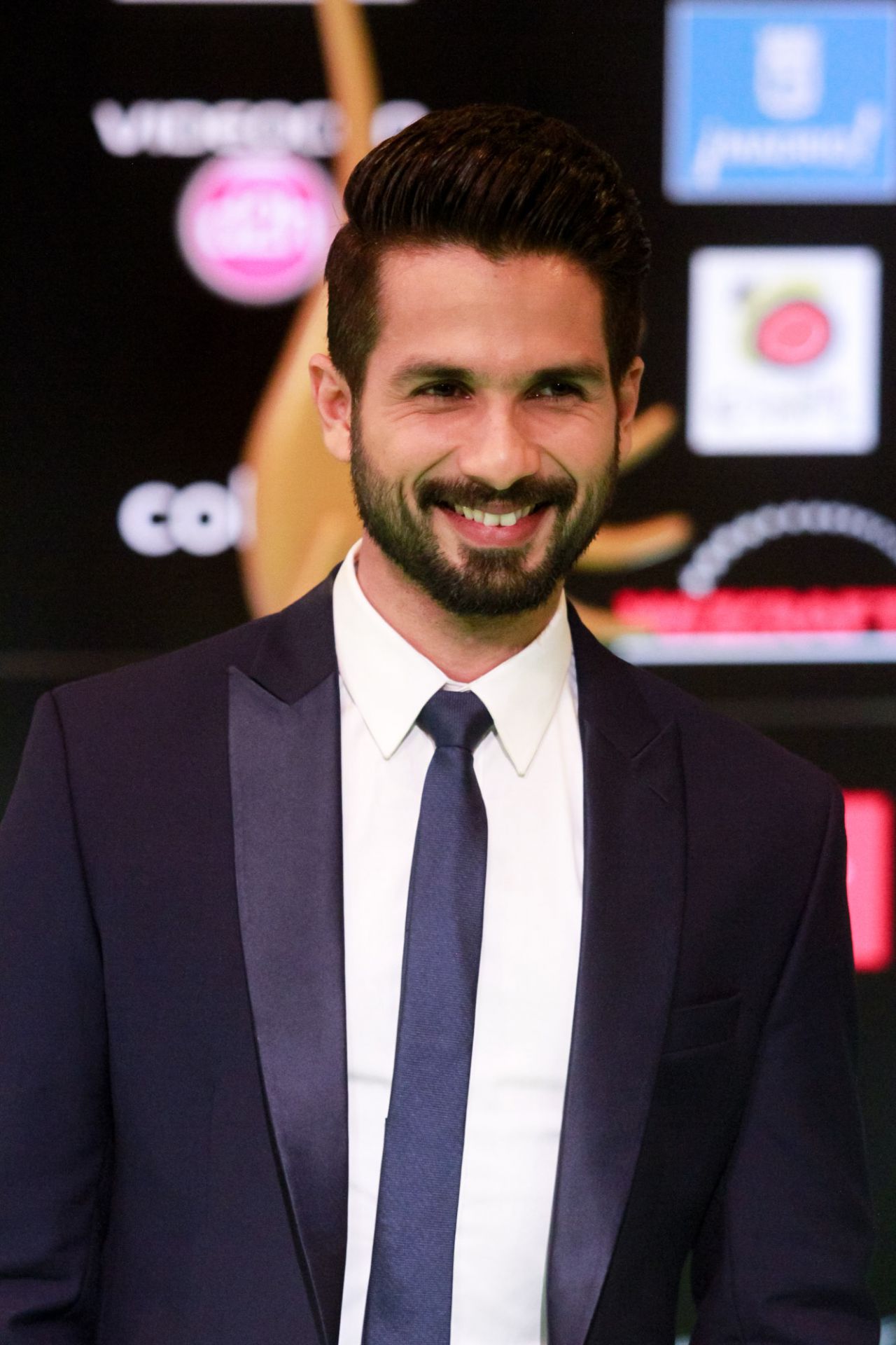 Shahid Kapoor posa en la alfombra verde de los IIFA Awards 2016.