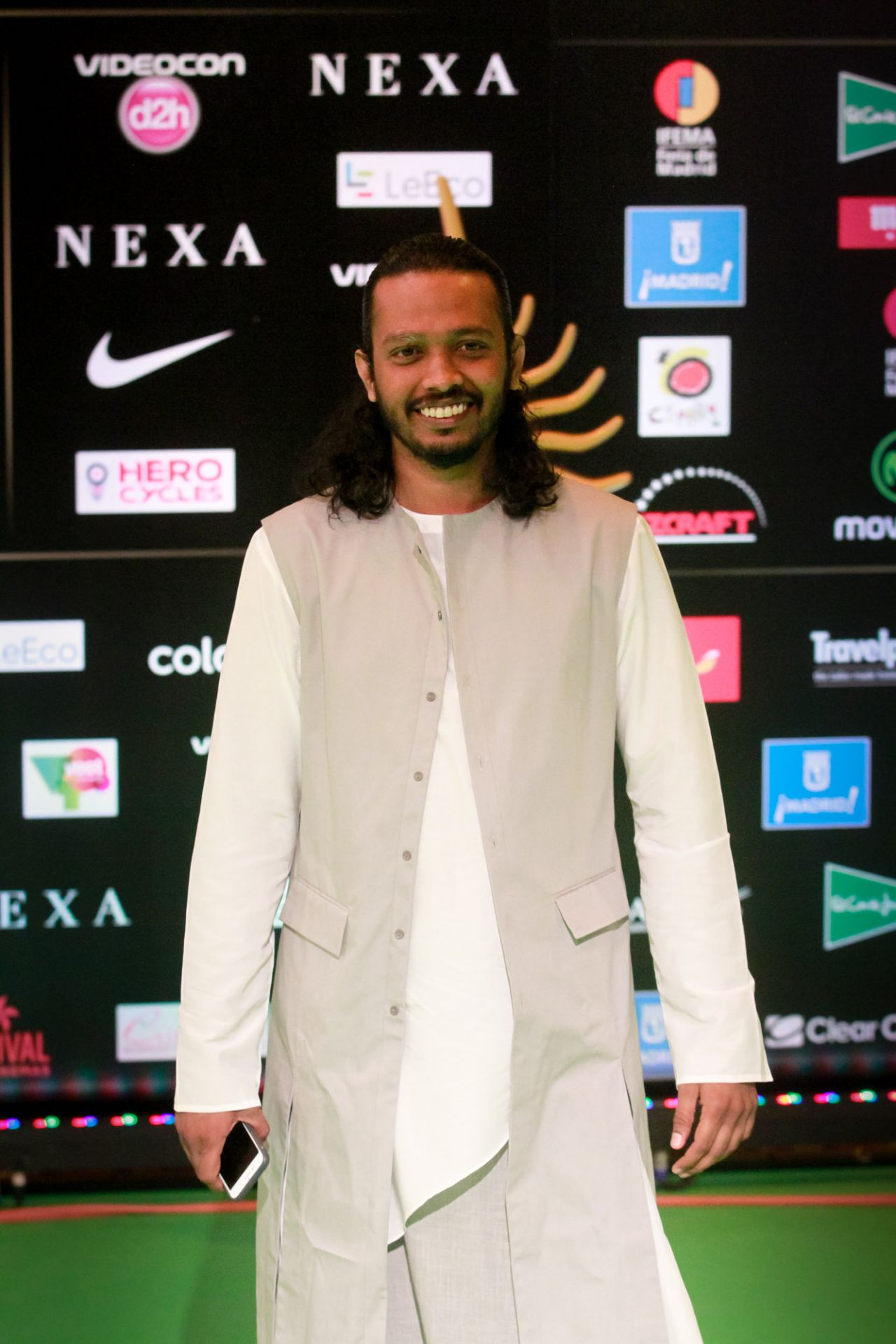 Nakash Aziz posa en la alfombra verde de los IIFA Awards 2016.