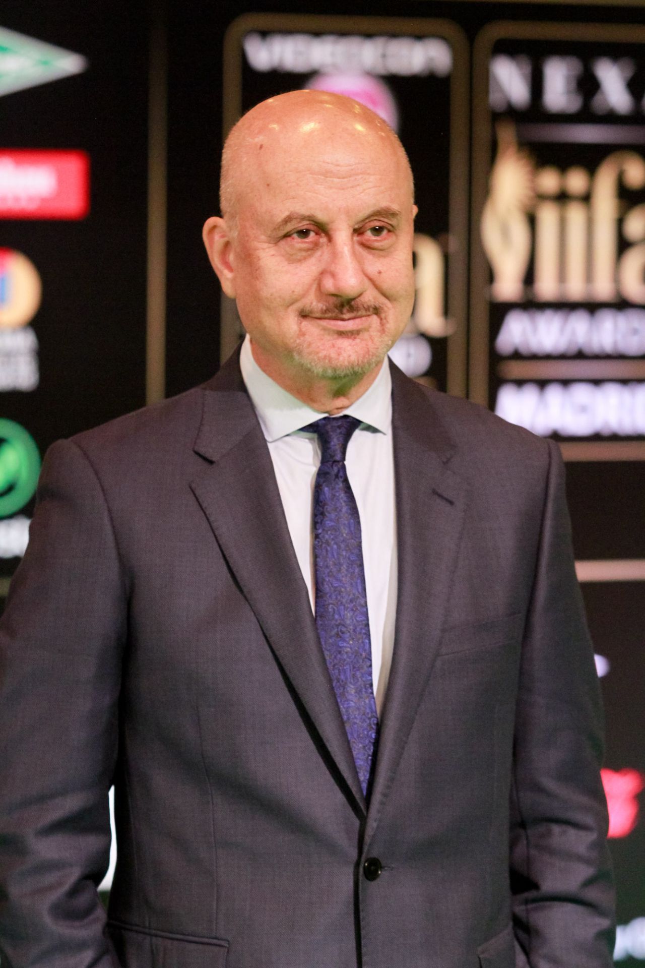 Anupam Kher posa en la alfombra verde de los IIFA Awards 2016.