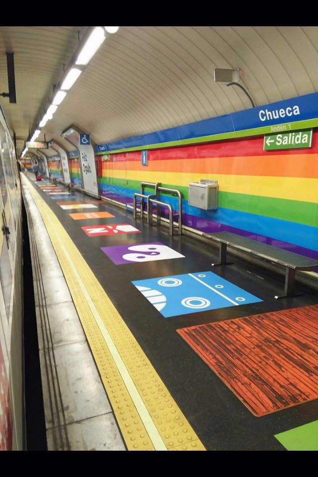 El metro de Chueca se viste con los colores del arcoíris