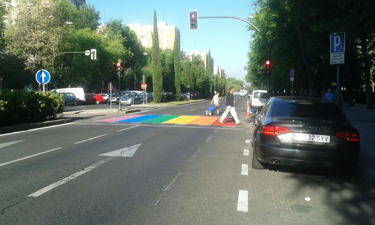 El paso de peatones más cercano a la Junta de Distrito Fuencarral-El Pardo situado en la Avenida de Monforte de Lemos, se tiñe de los colores de la bandera arcoíris con motivo del Orgullo LGTB