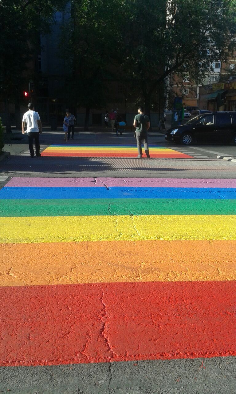 El paso de peatones más cercano a la Junta de Distrito Fuencarral-El Pardo situado en la Avenida de Monforte de Lemos, se tiñe de los colores de la bandera arcoíris con motivo del Orgullo LGTB