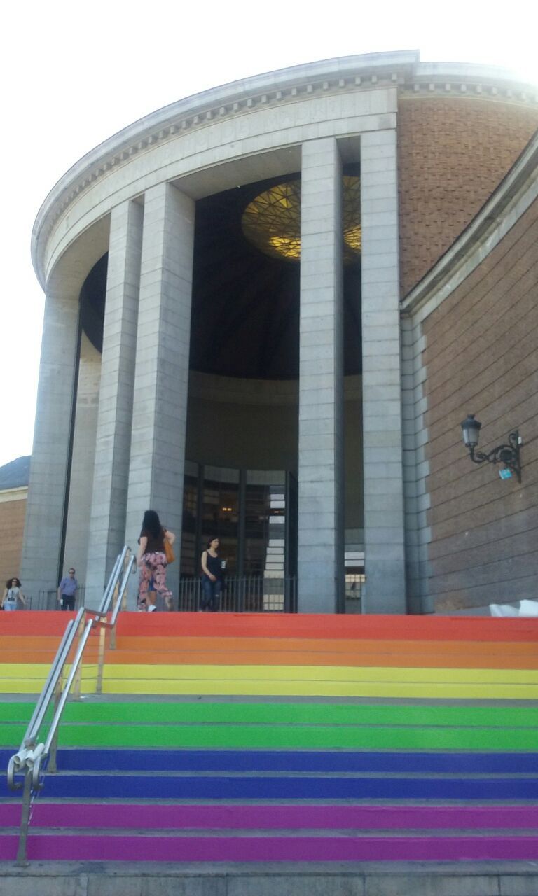 Las escaleras de Moncloa cercanas a la Junta Municipal del Distrito Moncloa Aravaca también se han pintado con los colores de la bandera arcoíris