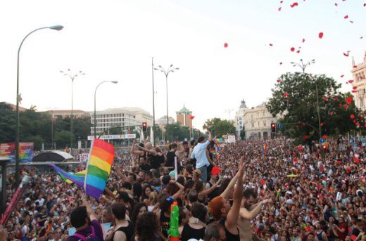Errejón saluda desde la carroza de Podemos