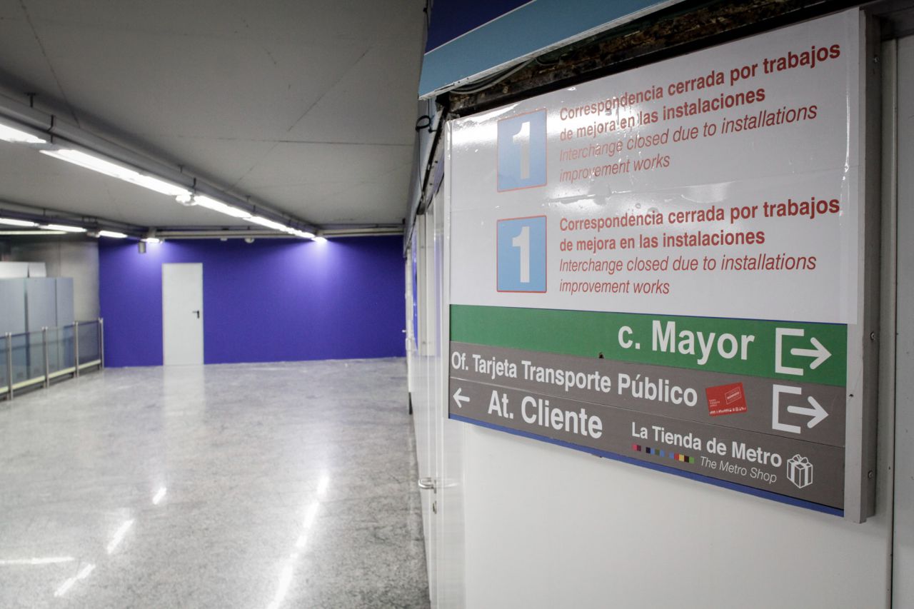 Carteles que informan del cierre de un tramo de la linea en la estación de Sol.