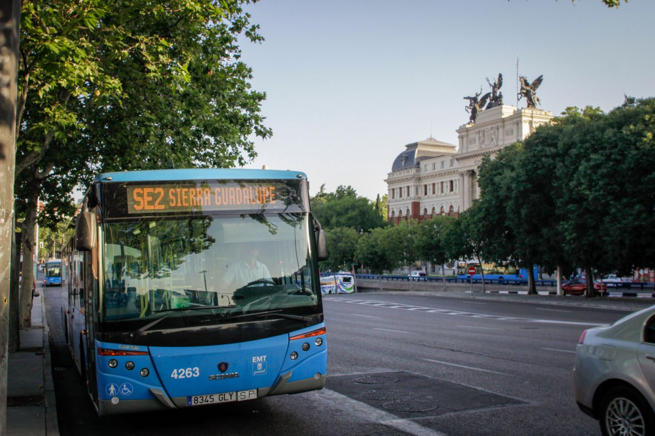 Autobus del servicio especial entre Atocha Renfe y Sierra de Guadalupe estacionado en su parada.
