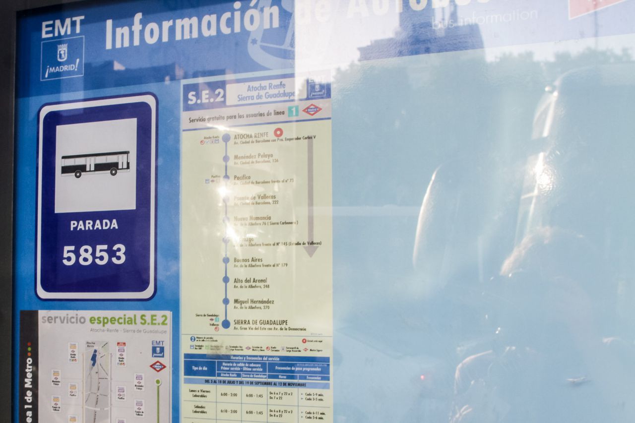 Cartel con la información de la ruta del autobus  de servicio especial entre Atocha y Sierra de Guadalupe.