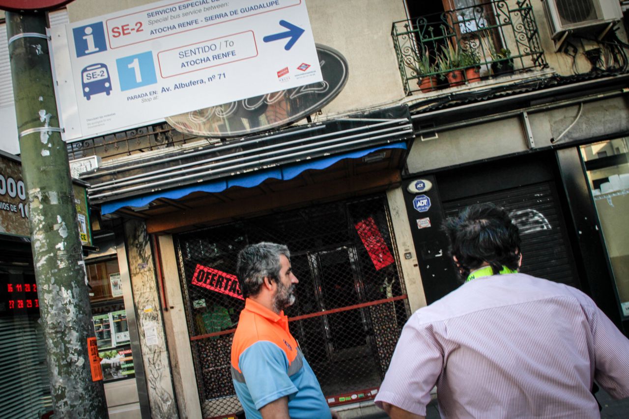 Personal de metro, tanto taquilleros como de seguridad, junto a una parada de la linea de servicio especial de autobús en la avenida de la Albufera.