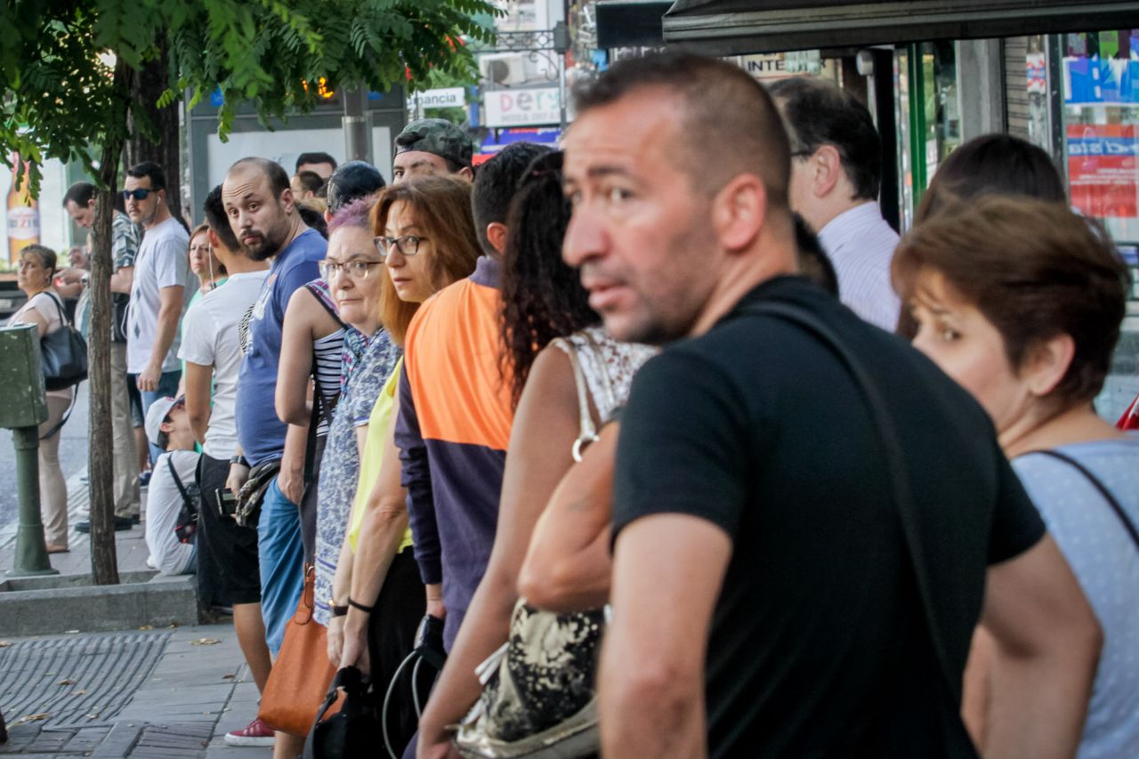 Los viajeros se desesperan ante la llegada de un autobús de servicio especial lleno hasta la bandera.