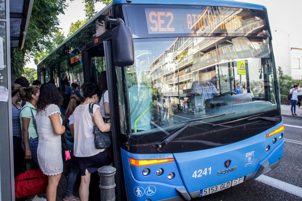Autobús de servicio especial para suplir el cierre de la linea 1 de metro recoge pasajeros en una parada en la avenida de la Albufera.