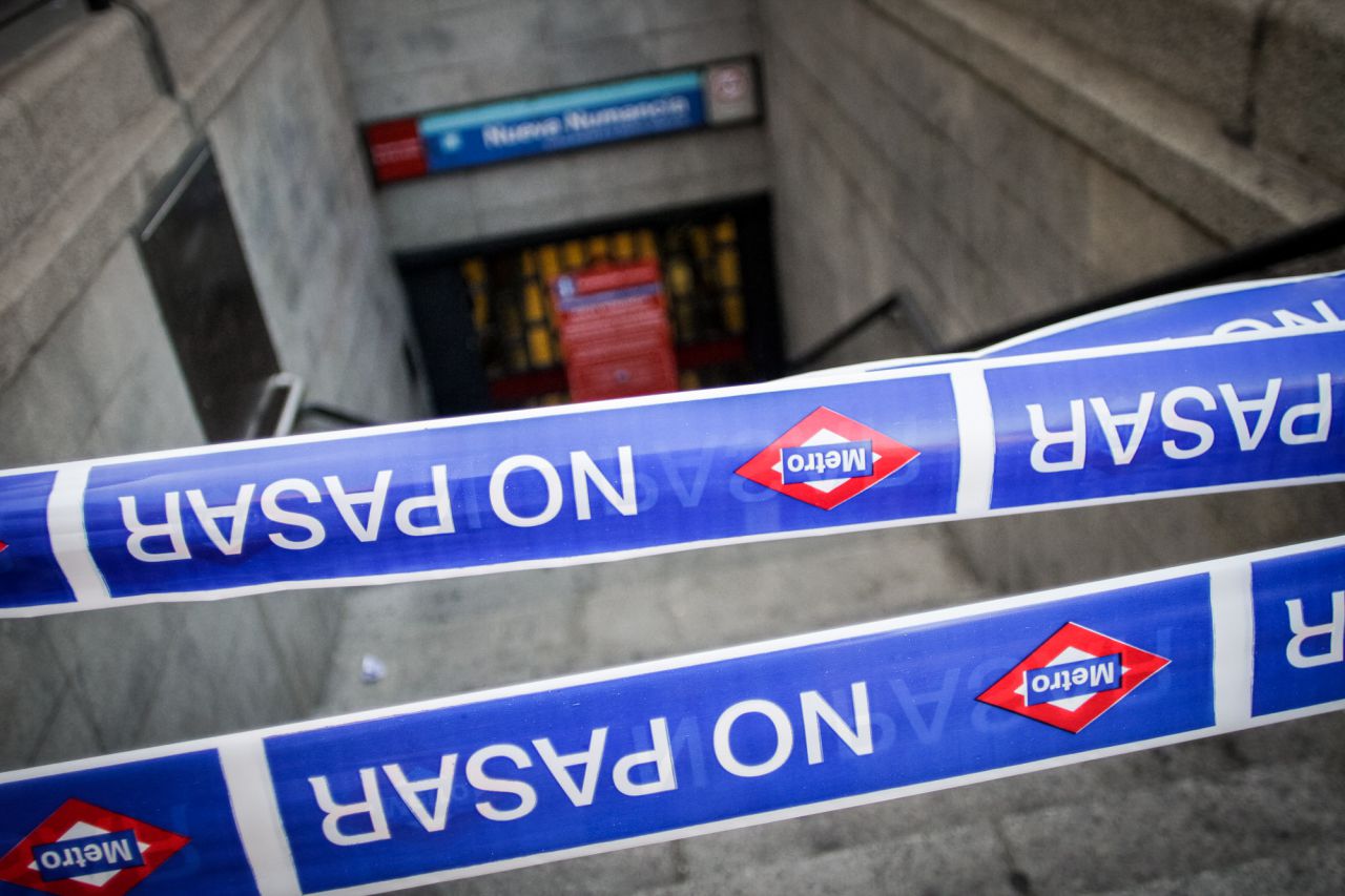 Estación de metro de Nueva Numancia precintada por el cierre de la linea 1.
