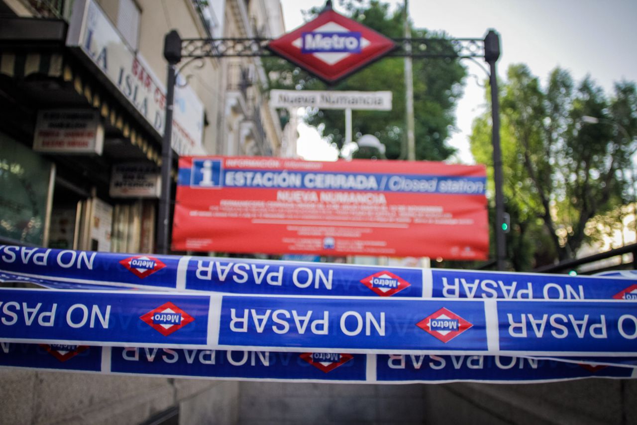 Estación de metro de Nueva Numancia precintada por el cierre de la linea 1.