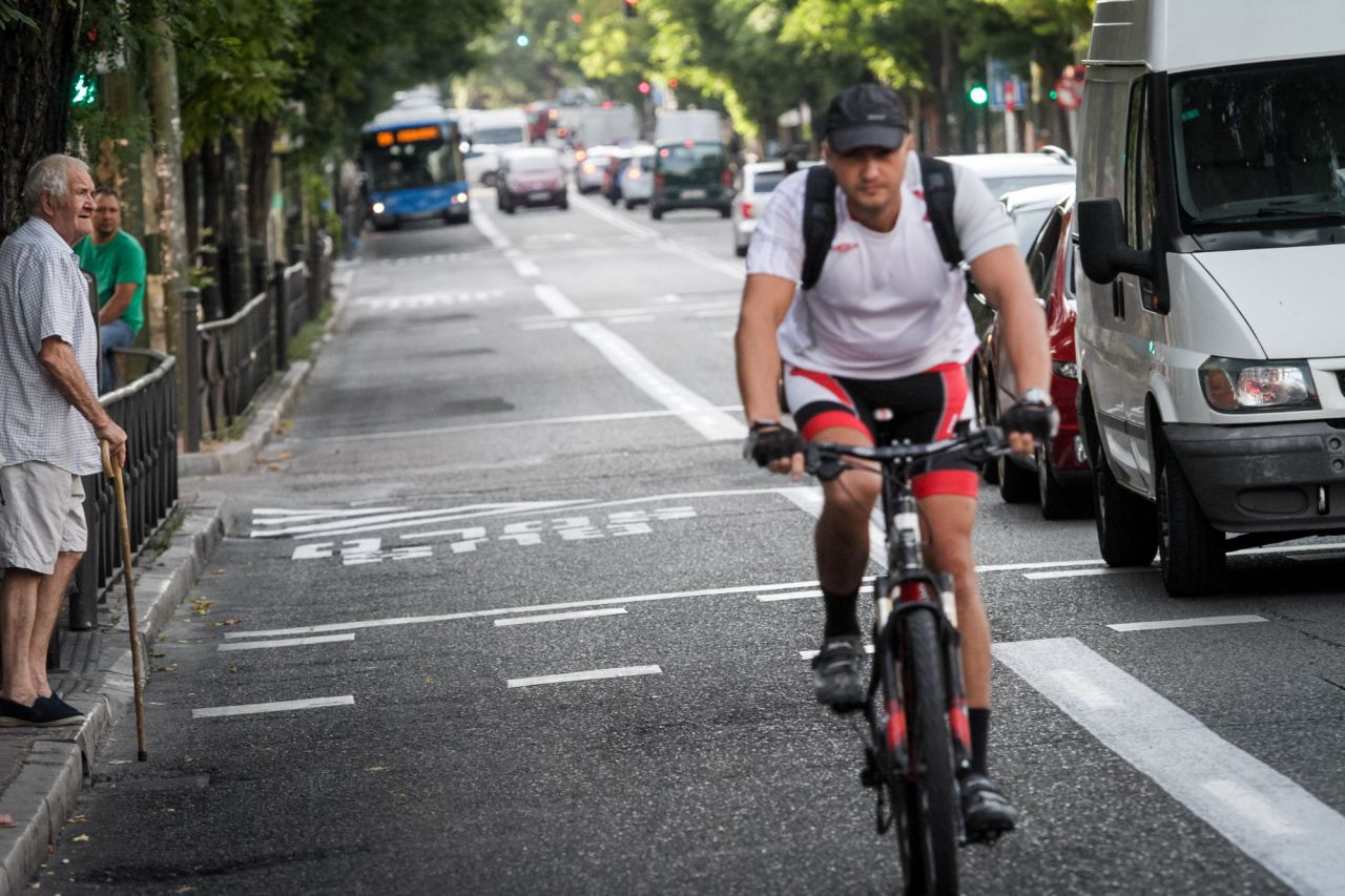 Un ciclista utiliza el carril bus creado por el ayuntamiento en la avenida de la Albufera para facilitar el tránsito de los autobuses de la EMT.