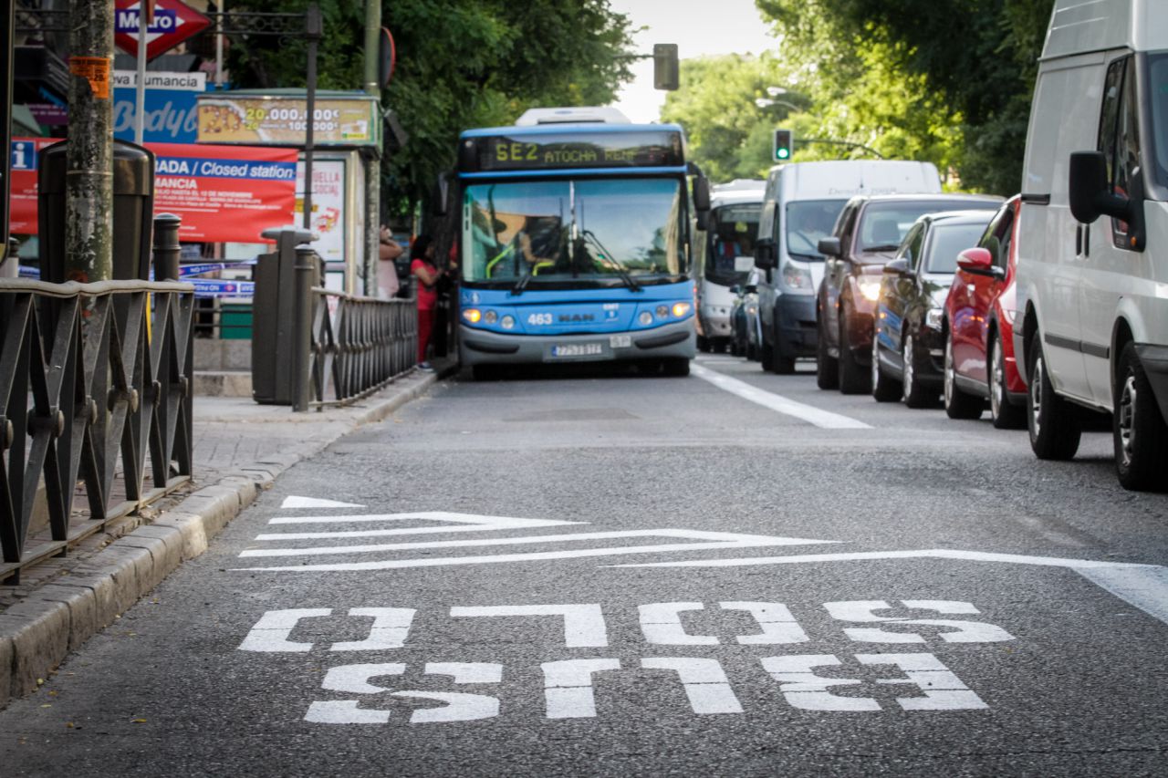 Carril bus creado específicamente en la avenida de la Albufera para que lo utilicen los autobuses de la EMT.