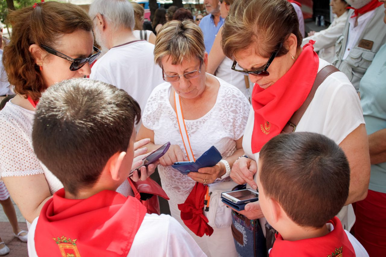 Chupinazo de San Fermín de los Navarros en la calle Eduardo Dato.