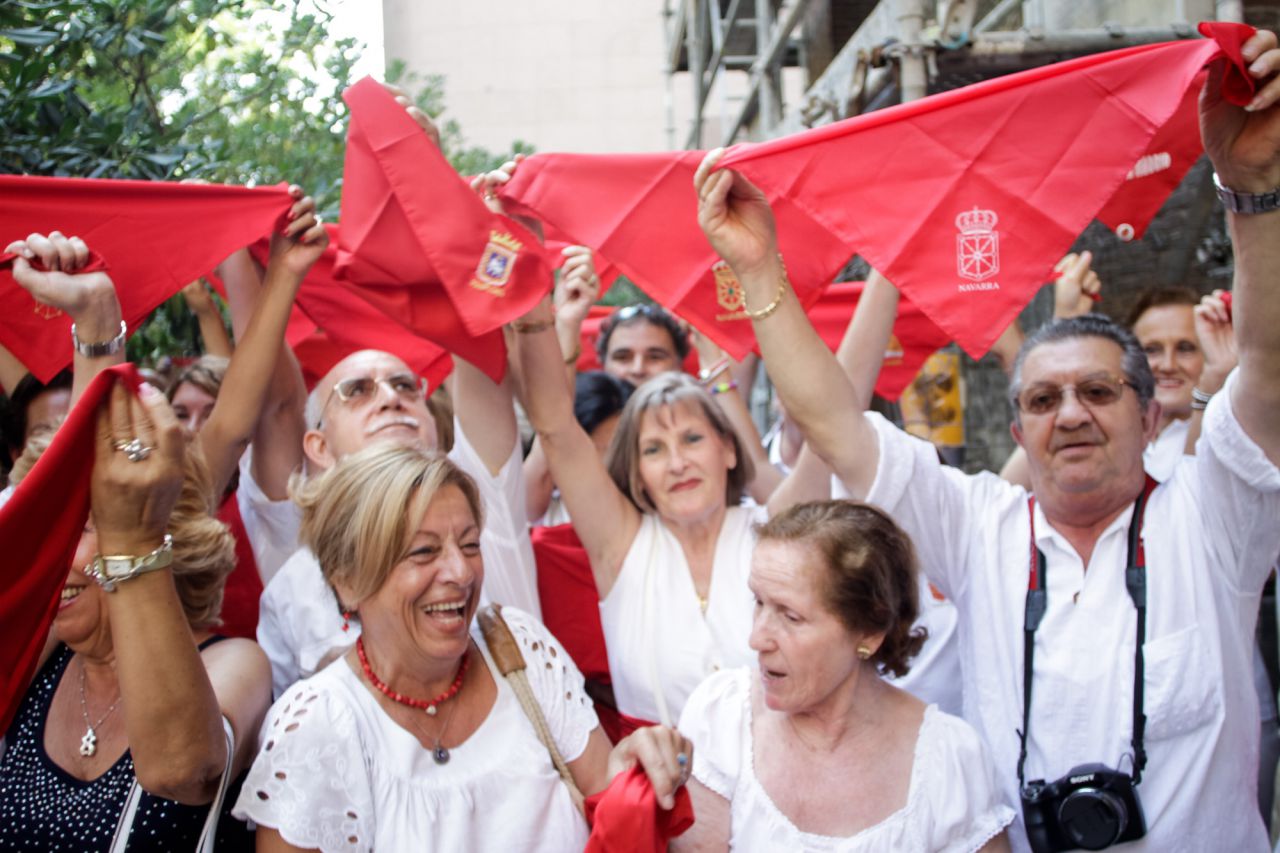 Chupinazo de San Fermín de los Navarros en la calle Eduardo Dato.