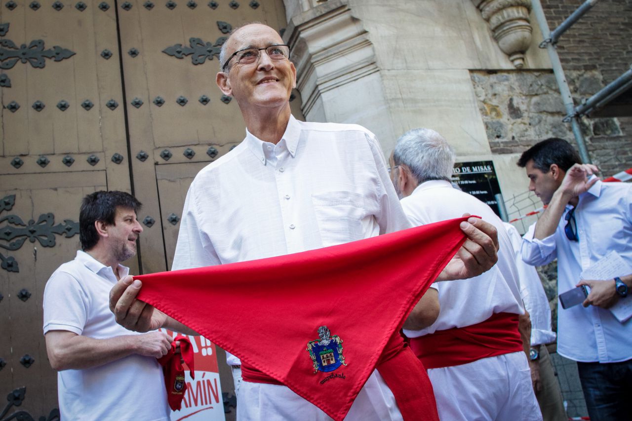Chupinazo de San Fermín de los Navarros en la calle Eduardo Dato.