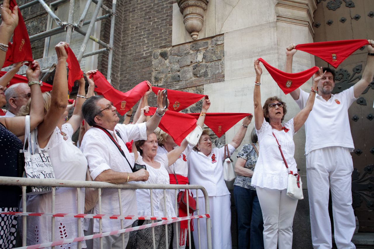 Chupinazo de San Fermín de los Navarros en la calle Eduardo Dato.
