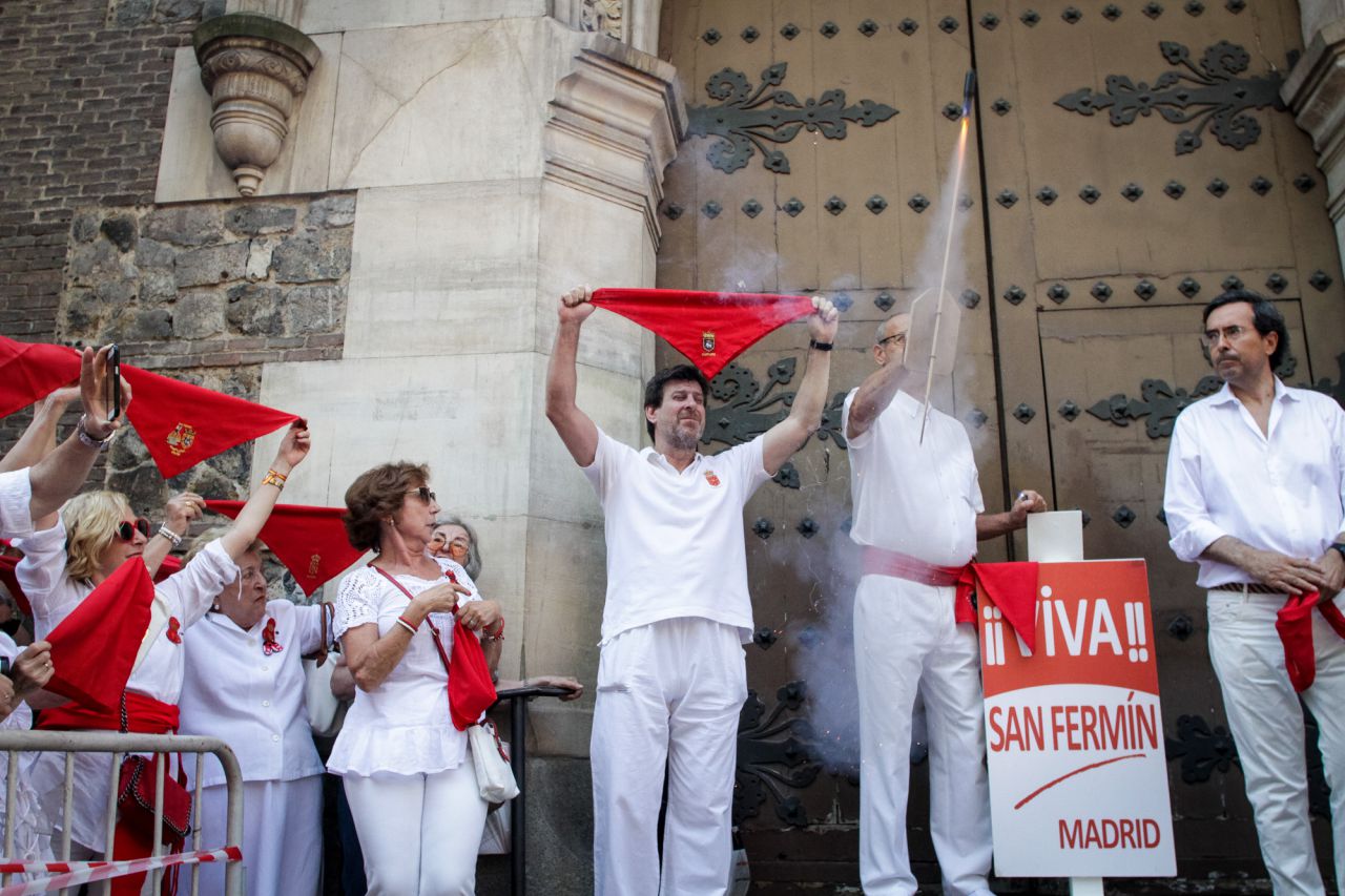 Chupinazo de San Fermín de los Navarros en la calle Eduardo Dato.