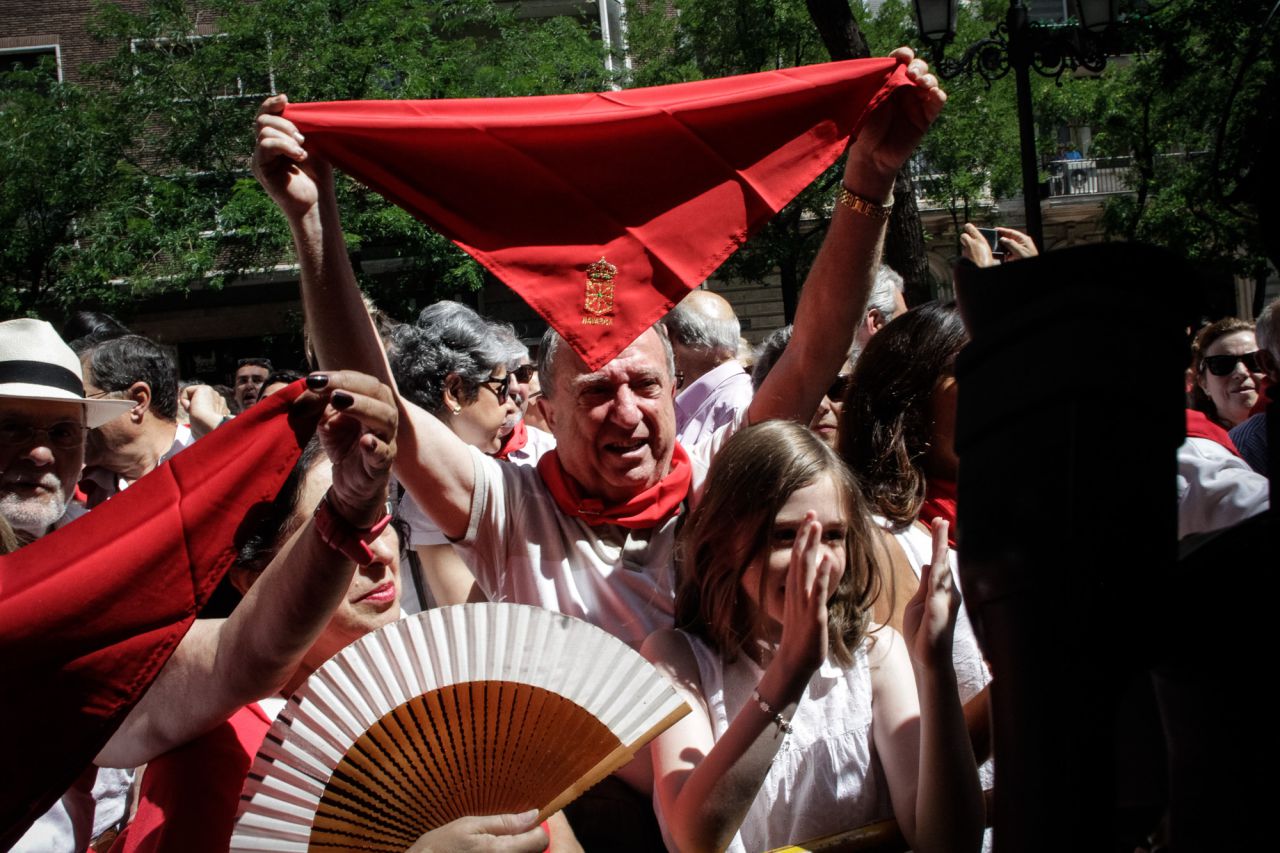Chupinazo de San Fermín de los Navarros en la calle Eduardo Dato.