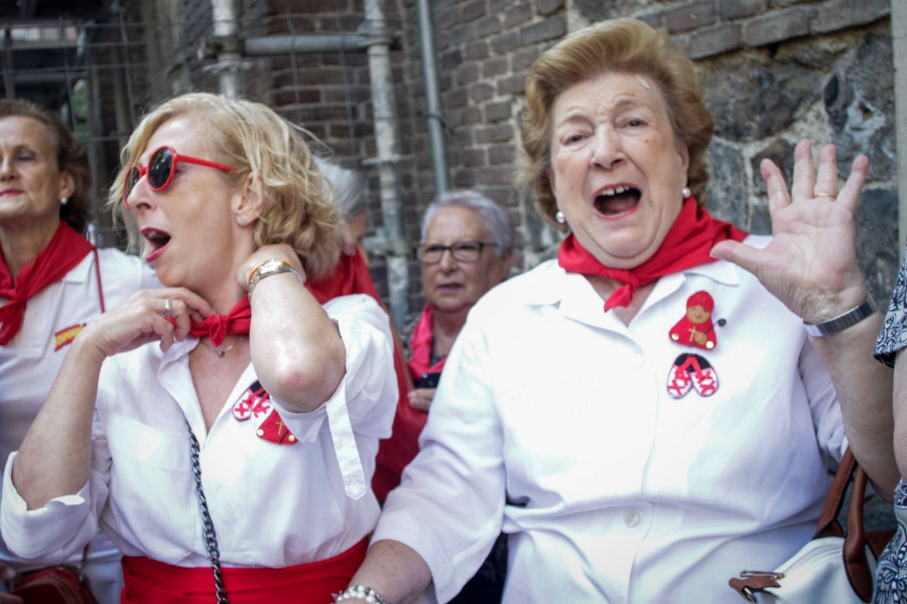 Chupinazo de San Fermín de los Navarros en la calle Eduardo Dato.