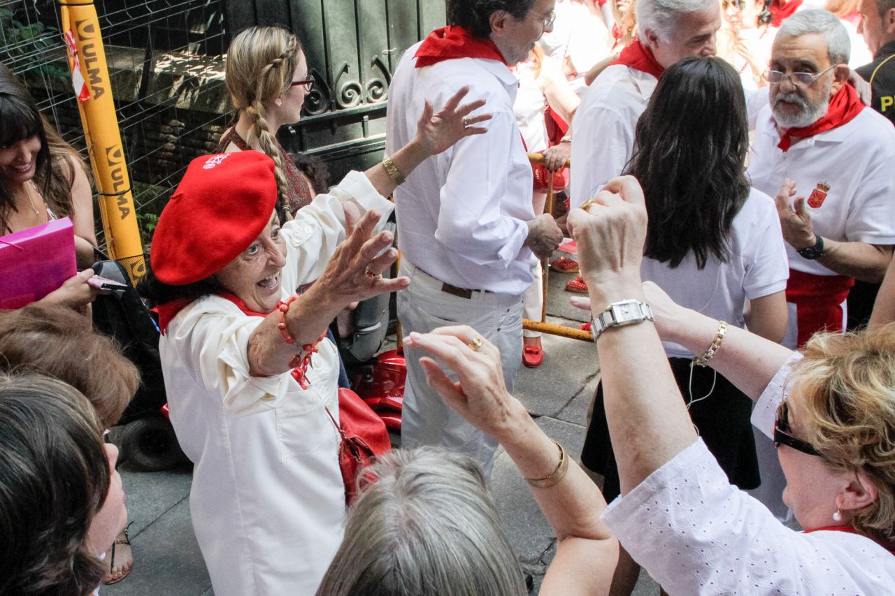 Chupinazo de San Fermín de los Navarros en la calle Eduardo Dato.
