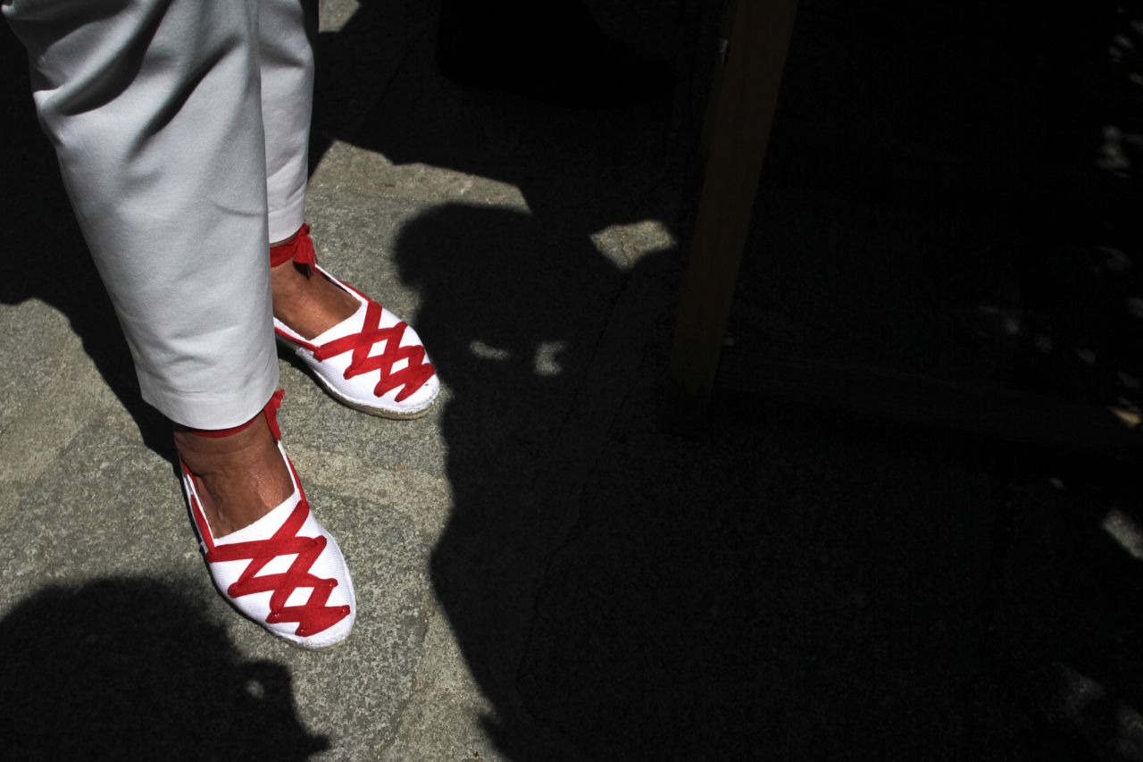 Chupinazo de San Fermín de los Navarros en la calle Eduardo Dato.