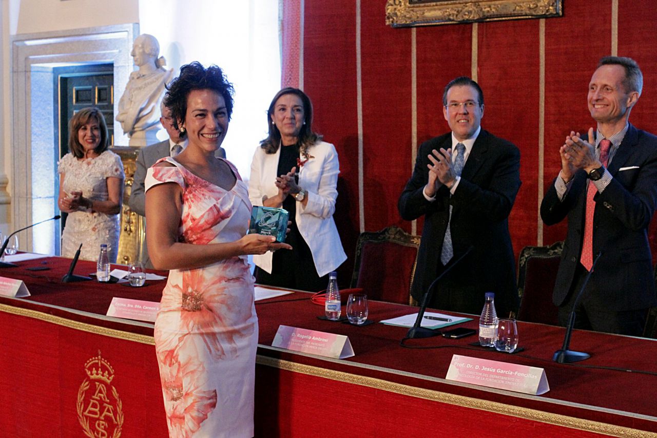 La doctora Vanesa Esteban Vázquez recoge su galardón por su investigación clínica en Alergología.