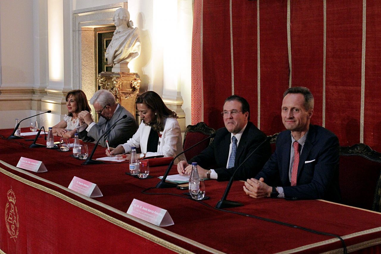 Mesa de autoridades durante la entrega de Ayudas Merck de Investigación 2016.